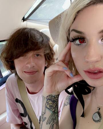 She lent me this shirt because I can't dress myself